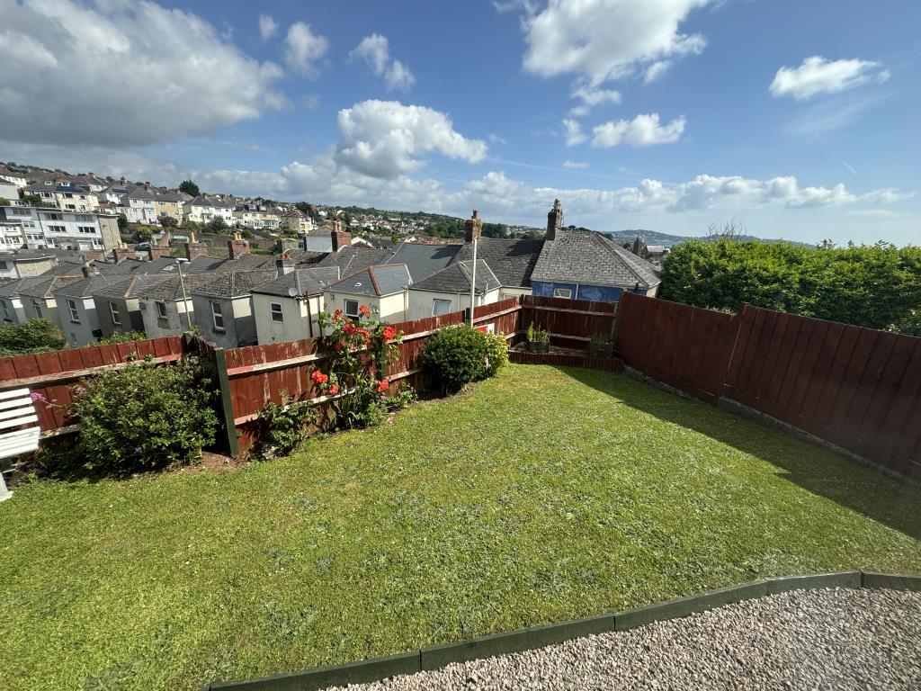 Lot: 95 - DETACHED THREE-BEDROOM HOUSE - Front garden